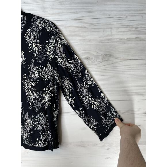 Very Vineyard Shirt Womens Small Black White Floral Button Front Henley Rayon - Picture 3 of 8